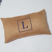 Almofada bordada inicial em suede Caramelo