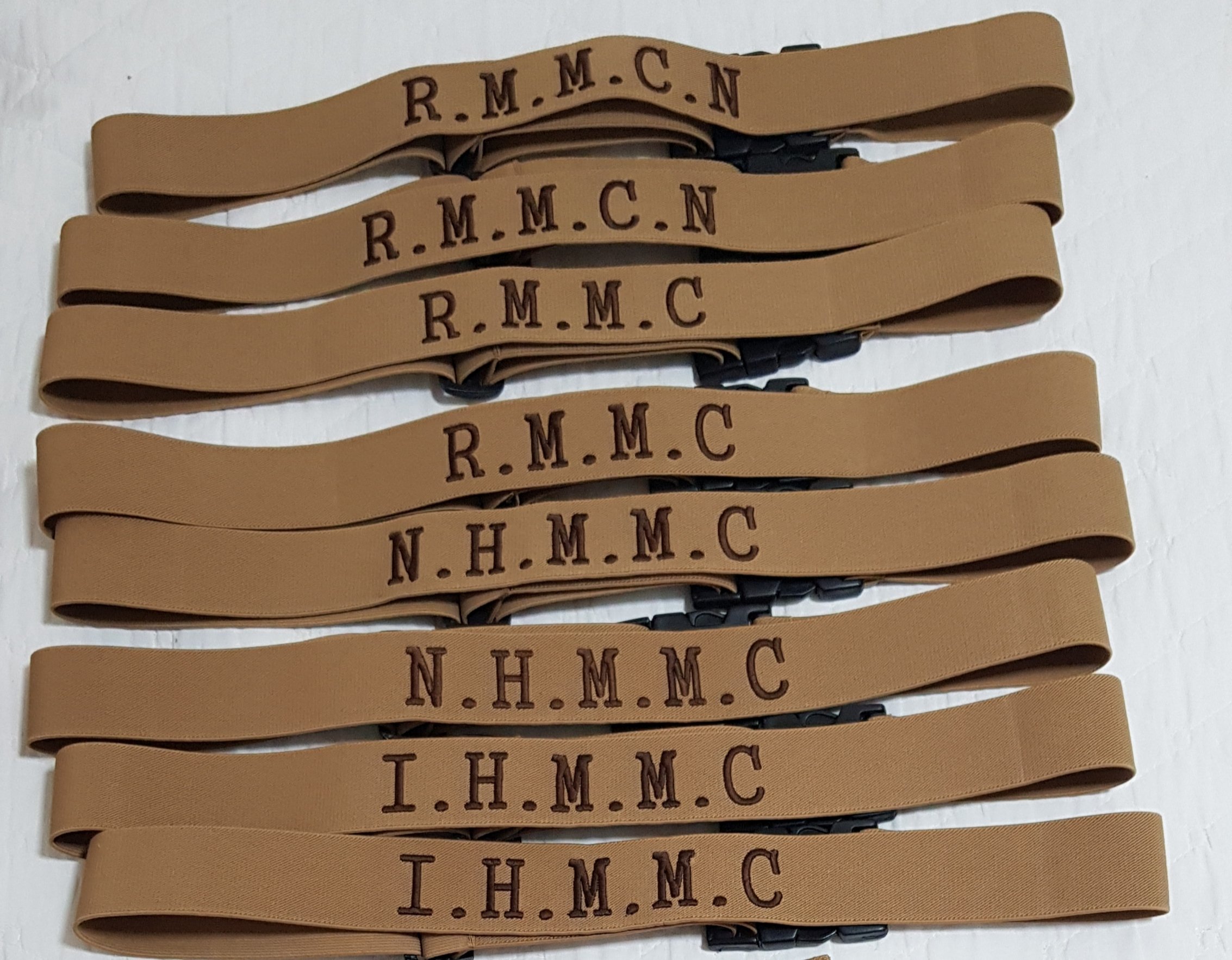 Faixa elástica pra mala personalizada com nome ou iniciais caramelo 9 FAIXA ELASTICA PRA MALA PERSONALIZADA COM NOME BORDADO CARAMELO