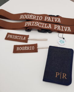 Home 48 Dois kits de viagem para casal com faixas elásticas bordadas com nomes ou iniciais, tags personalizadas para malas e porta-passaportes para dois passaportes, cintas de malas